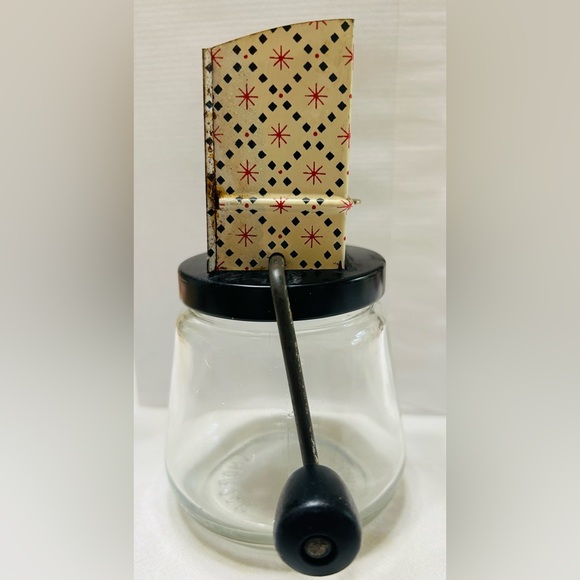 Vintage Androck nut grinder in great condition. Red starburst design.Made in USA - Picture 4 of 6